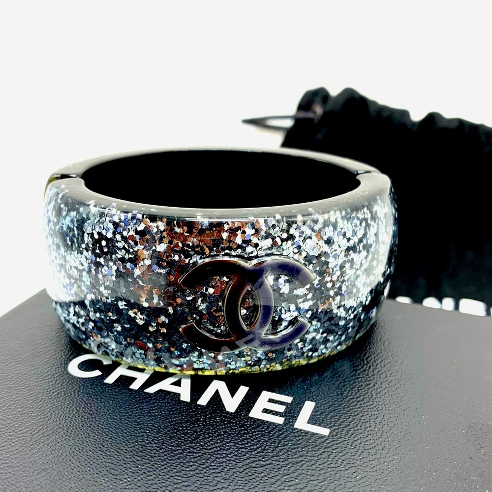 CHANEL
Glitter Resin CC Bangle